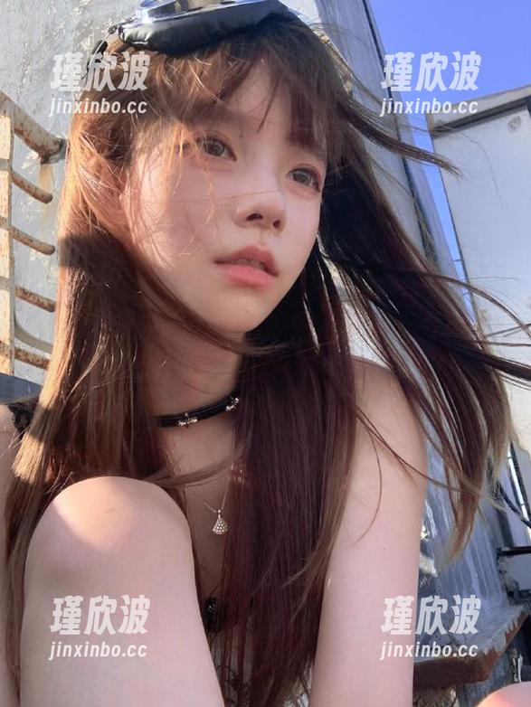 51吃瓜中心官网，今天的瓜重大而甜，让人忍不住想咬一口！