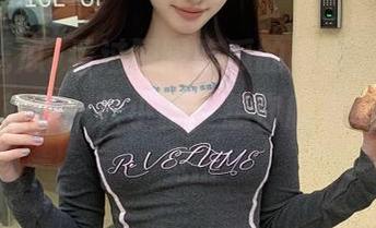 看过网曝吃瓜的网页，网址里的八卦就像一只小猫，想你爬来爬去的感觉…