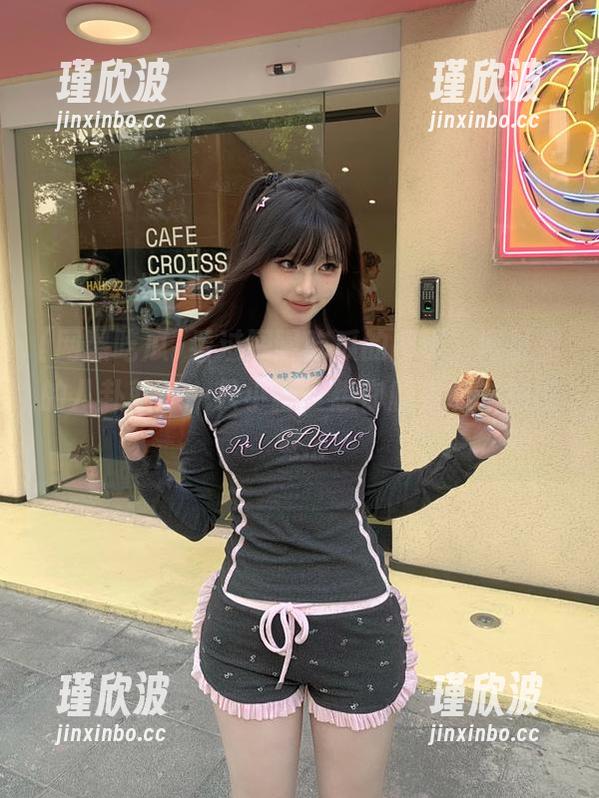 看过网曝吃瓜的网页，网址里的八卦就像一只小猫，想你爬来爬去的感觉...