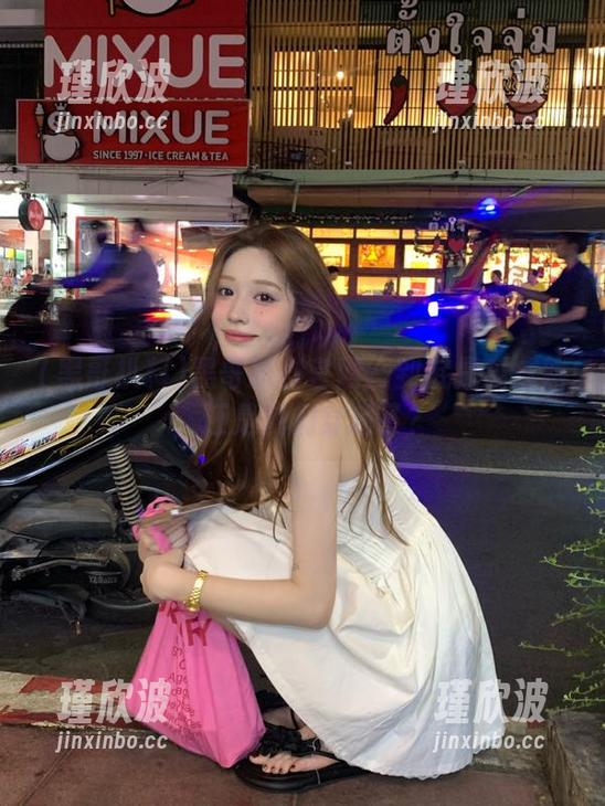 黑哥扒料官网：到底是瓜成熟，还是我们穿越了？