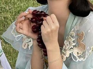 当“黑料网络”发链接时，仿佛在说：“来，吃瓜！”